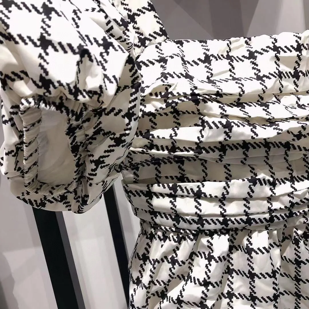 

2021 Summer New Women Fashion Casual Bubble Sleeve Plaid hem short shirt pleated coat for female.