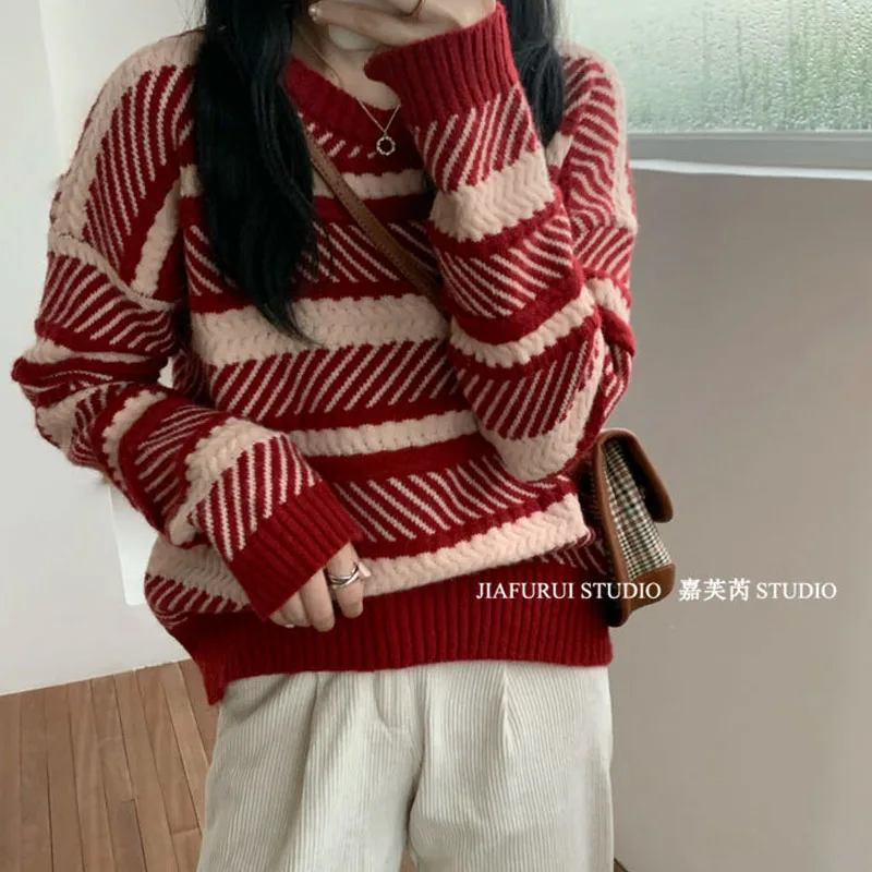 Женский вязаный свитер в полоску с длинным рукавом |