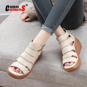 Сандалии женские из натуральной кожи, летние, с вырезами, на танкетке, 2021