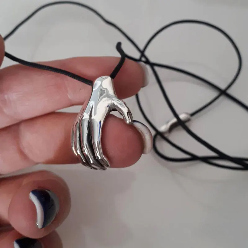 

2021 Creative Hand Pendant Necklace Vintage Silver Color Hug Couple Necklace for Women Men Hip Hop Vintage Couples Jewelry Gift