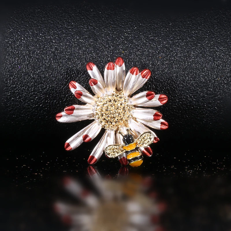 

2021 NEW Elegant Vintage Metal Plant Flowers Daisy Brooch for Women And Man Collar Accessories Couple Jewelry Gifts