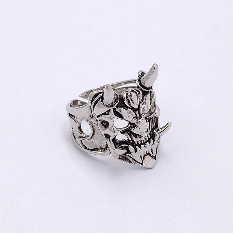 Кольцо мужское в готическом стиле Незамкнутое с демоном и Самураем серебристый