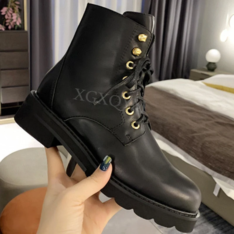 Online Sepatu Bot Martin Dekorasi Logam Musim Gugur Sepatu Bot Pergelangan Kaki Bertatahkan Sol Tebal Wanita Sepatu Platform Datar Sepatu Bot Sepeda Motor Pendek Desainer Merek