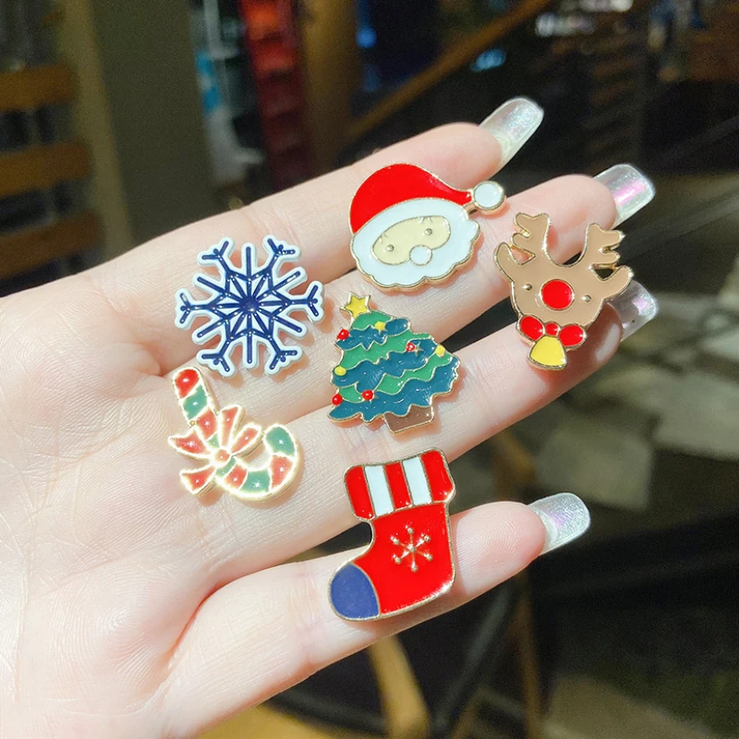 

Cute Snowflake Santa Claus Brooch Girl Christmas Gifts For Women Individuality Badges Classic Pins Christmas Accessories