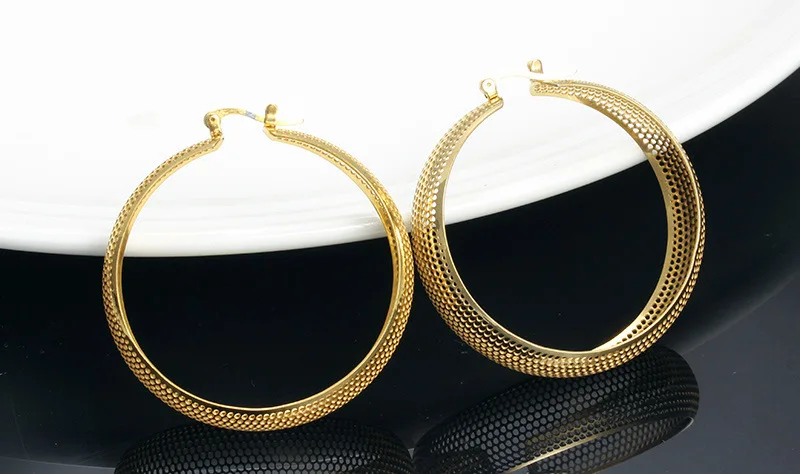 

Women's Fashion Accessory Electroplated Gold Hollow Out Lady's Earrings