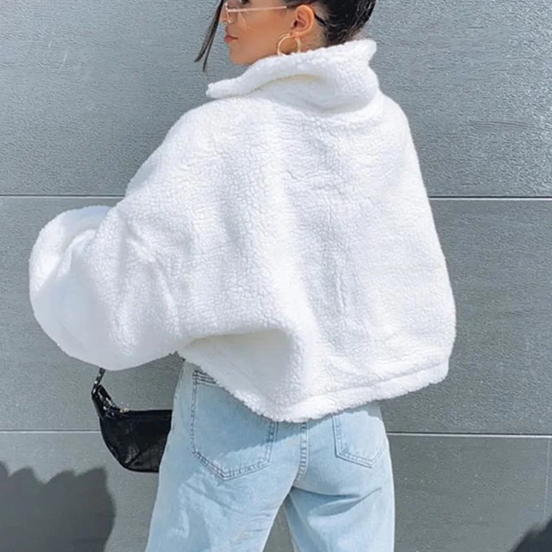 Белая куртка-бомбер из искусственной ангорской шерсти Женское зимнее теплое