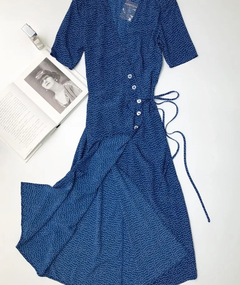 Женское платье средней длины в горошек с v образным вырезом шикарное