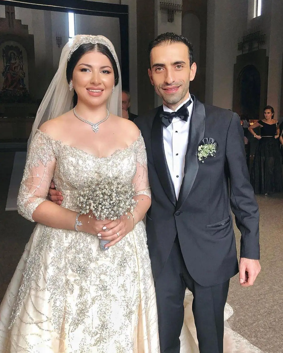 

A Line Wedding Dresses Luxurious Off Shoulder Bridal Dresses Applique Sequins Beading Plus Size With Detachable Train Abiti Da