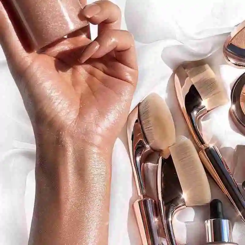 

Новый перламутровый спрей увлажняет и осветляет цвет лица