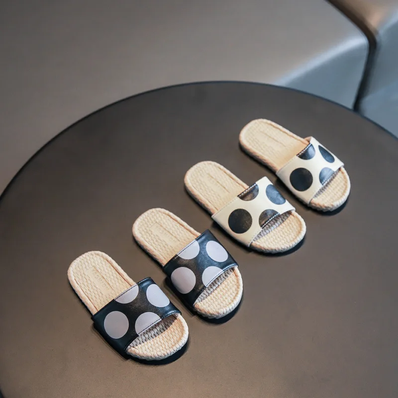 

2021 new retro fashion wave point outdoor girls shoes net red black and white dot anti-skid sandals and slippers Summer slippers