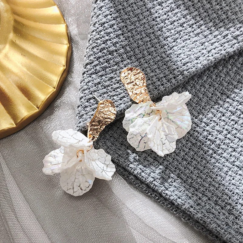 Женские серьги подвески в виде лепестков и ракушек корейские сережки белого