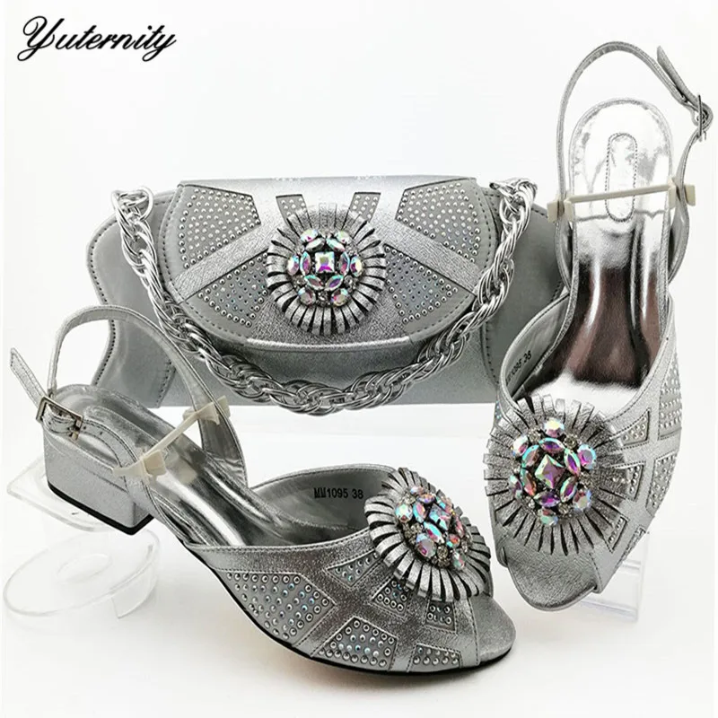 Новинка 2019 года Модный стильный комплект из женских туфель и сумочки итальянский