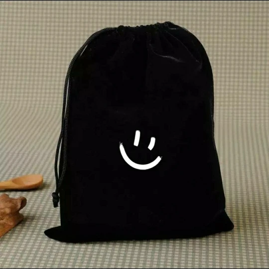 

Черные бархатные сумки с индивидуальным логотипом, 50 шт., большой размер 30x40 см, с белым логотипом (Используйте белые нити) и доставляются фот...