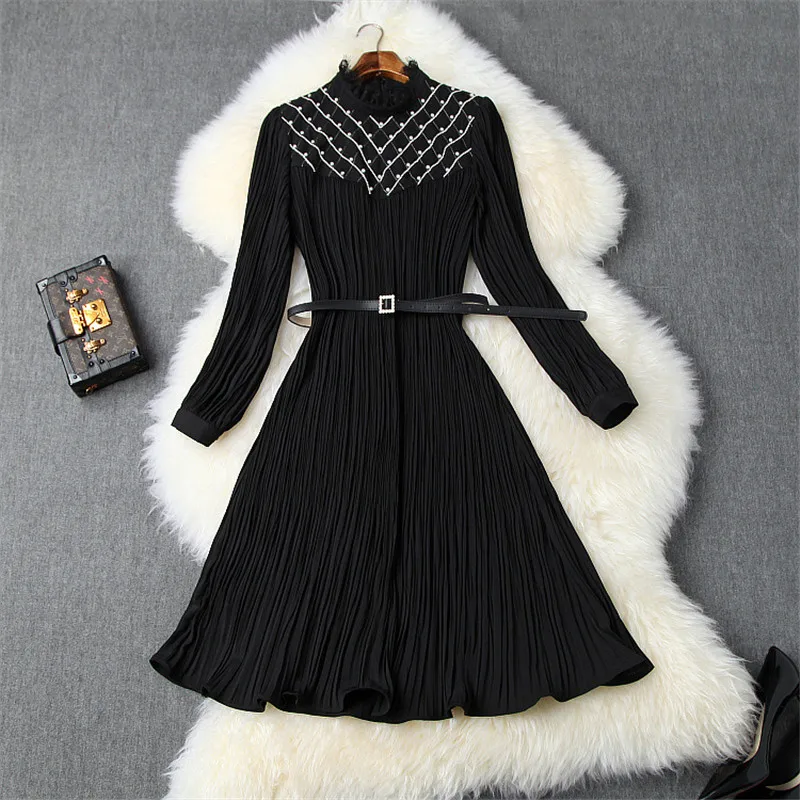 Женское дизайнерское модельное платье элегантное черное плиссированное с