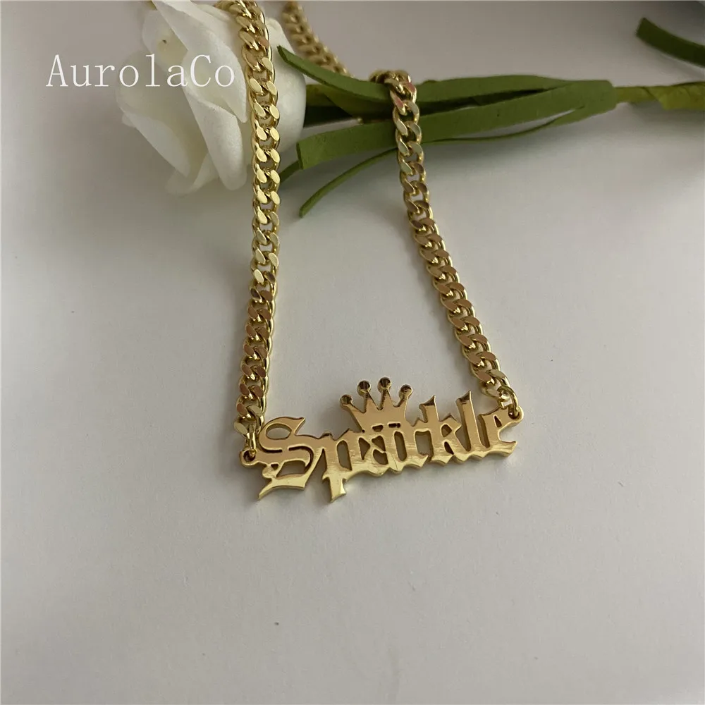 

AurolaCo Personalized Custom Name Necklace Pendant Gold Color Cuban Chain Customized Nameplate Necklaces for Women/Men Gifts