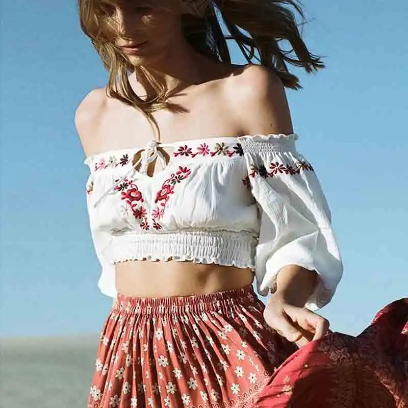 Женская блузка с цветочной вышивкой AYUALIN белая хлопковая открытыми плечами в