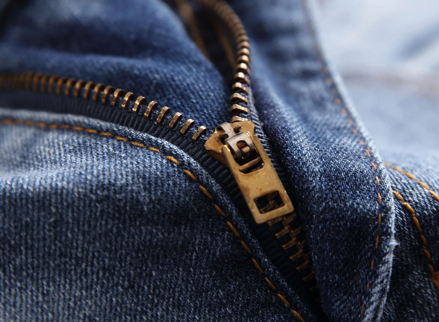 

Jeans Homme Nouveau Pantalon Jean Homme Embroidery Stitched Tight Blue Hole Badges Patch Slim Fit Skinny Jeans Men Trousers