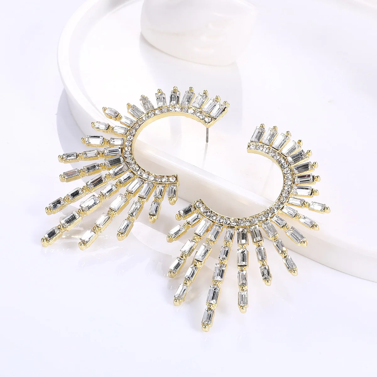 

Simple Irregular Geometric Half-round Full Crystal Rhinestone C- Shaped Fashion Stud Earrings for Women Girls Party Jewelry