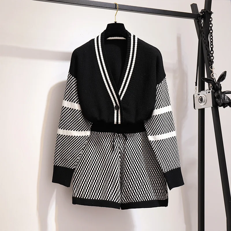 

Women Autumn V-collar Long-sleeved Knitted Cardigan And Shorts Two Pieces Set For Women Fashion Knitting Patchwork 2PCS Outfits