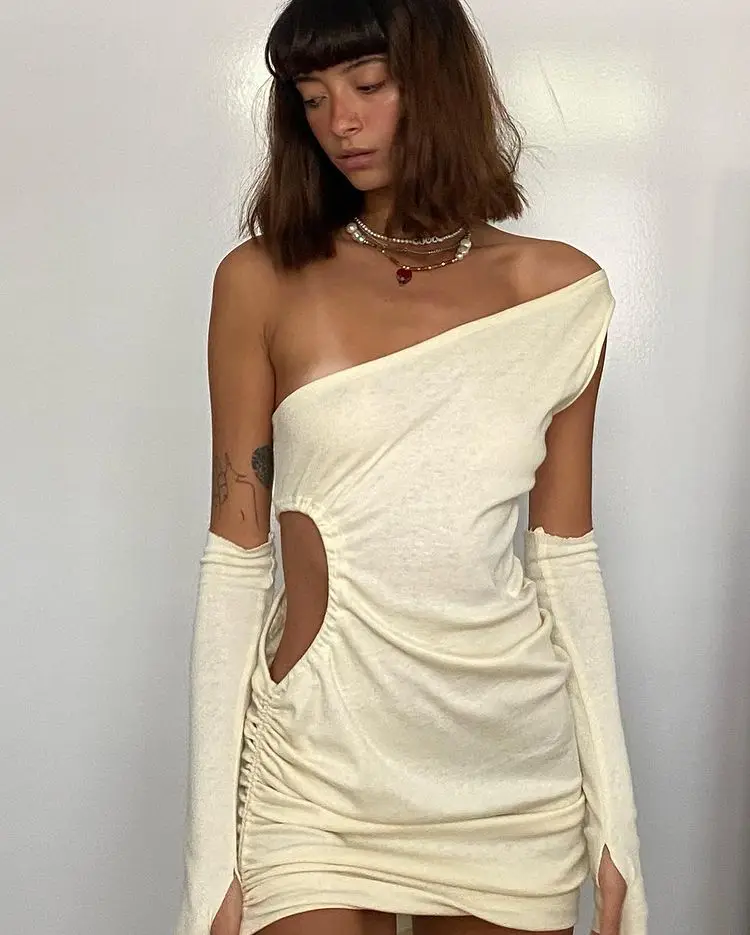 

Женское Бандажное платье с открытыми плечами, длинным рукавом и диагональным воротником