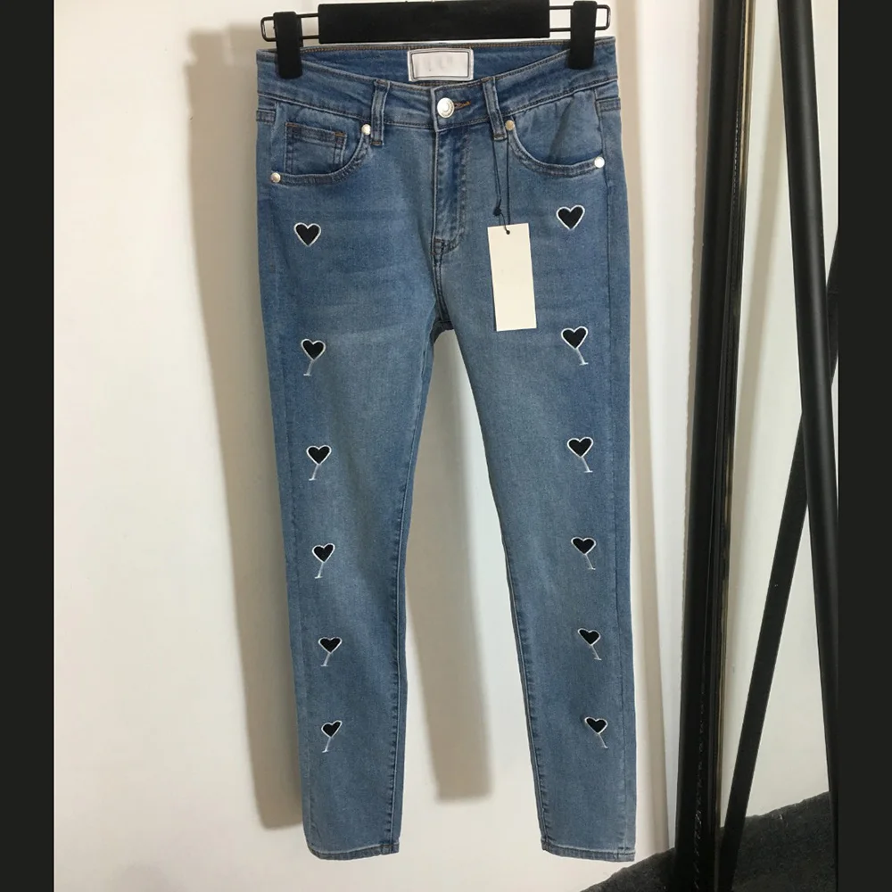 

Осенне-зимняя женская фототкань с вышивкой черное сердце и буквы прямая линия средняя талия в повседневном стиле FALL5204