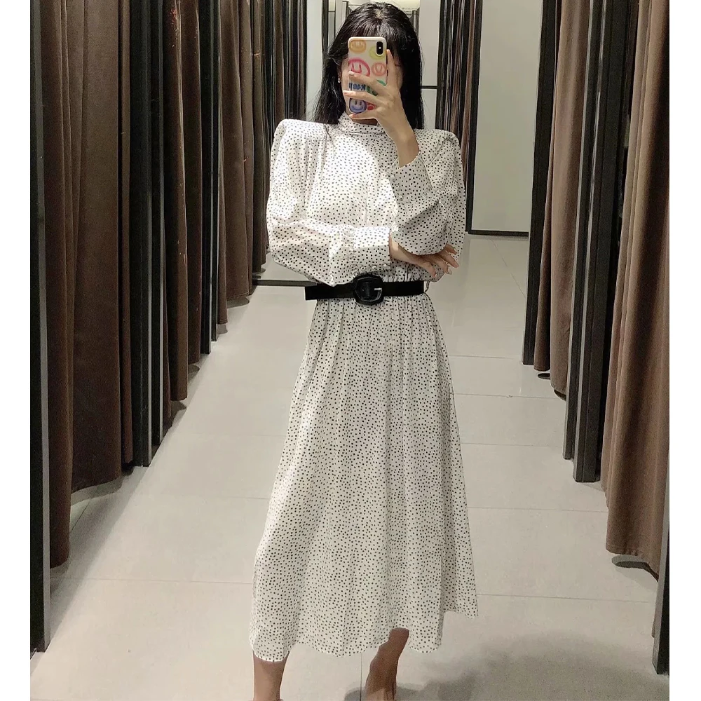 Платье женское средней длины в горошек с поясом и высоким воротом элегантное