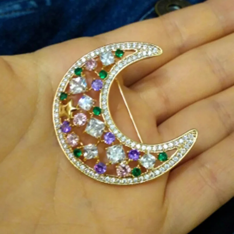 Женская брошка с инкрустированным фианитом в виде Луны|Броши| |