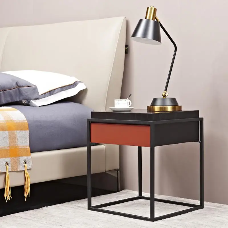 Прикроватный столик в скандинавском стиле узкий и современный с коваными краями