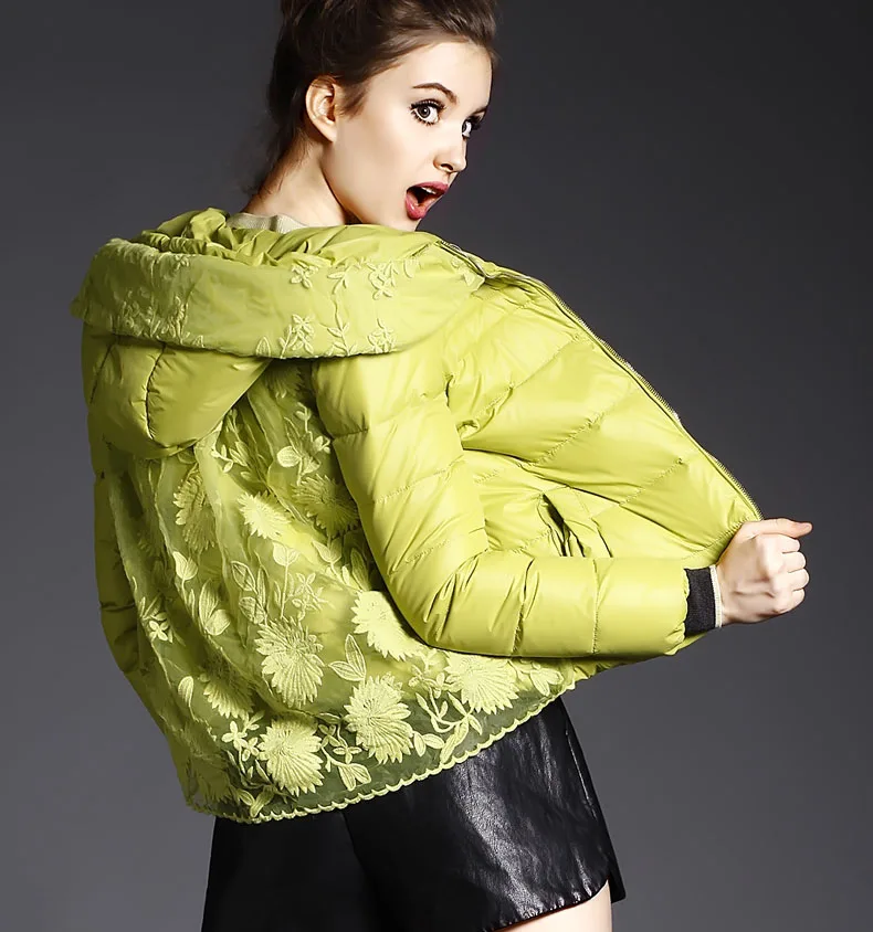 Пуховик с капюшоном женская зимняя короткая приталенная куртка на утином пуху