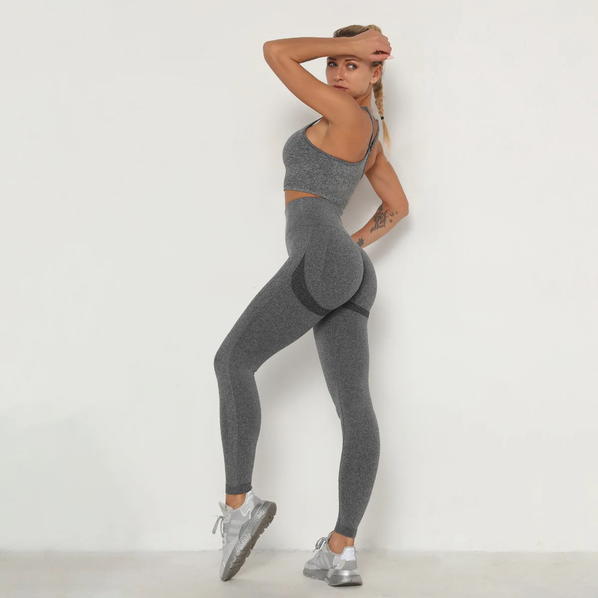 

Seamless Sexy Sling Bra Yoga Wear Women's New Sweat-absorbent Hip-lifting Elastic Fitness Sports Suit 2 Piece Set Women
