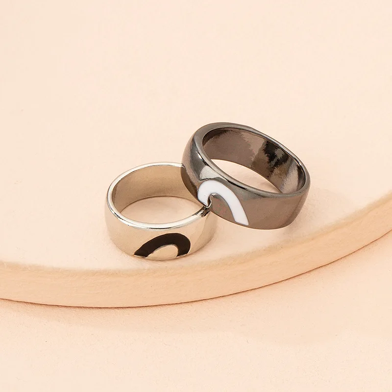 

2Pcs/Set Fashion Creative Simple Black White striped Heart Dripping Oil Metal Round Ring For Couples Charming Memorial Jewelry