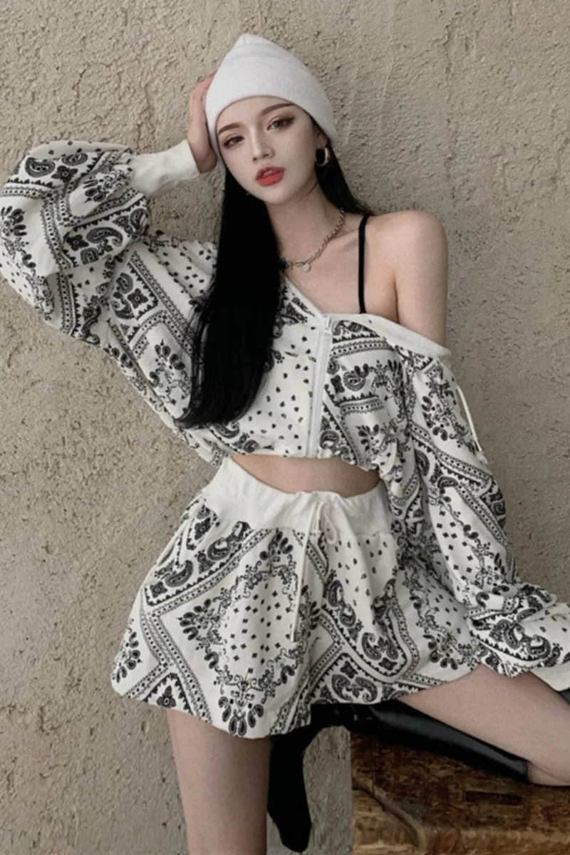 

Net red suit age-reducing Hong Kong style female cashew flower v-neck long-sleeved hooded short jacket + tether shorts