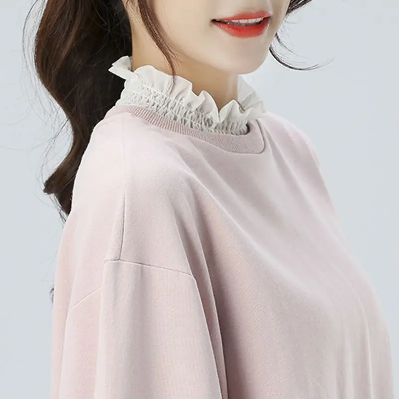 Женский эластичный пуловер с оборками и воротником-обманкой высокой горловиной |