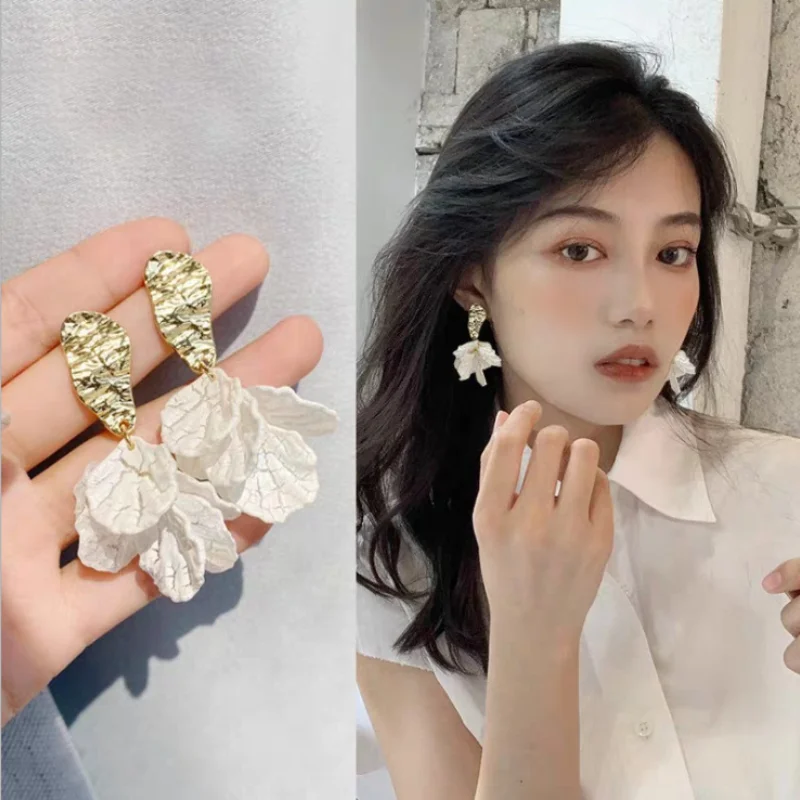 

2021 Japanese and Korean Shell Crack Vacation Style Petal Flower Earrings Exaggerated Female Stud Earrings for women