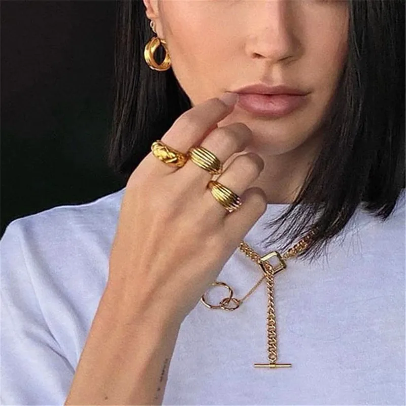 Женское кольцо с круассанами золотистое неправильной геометрической формы в