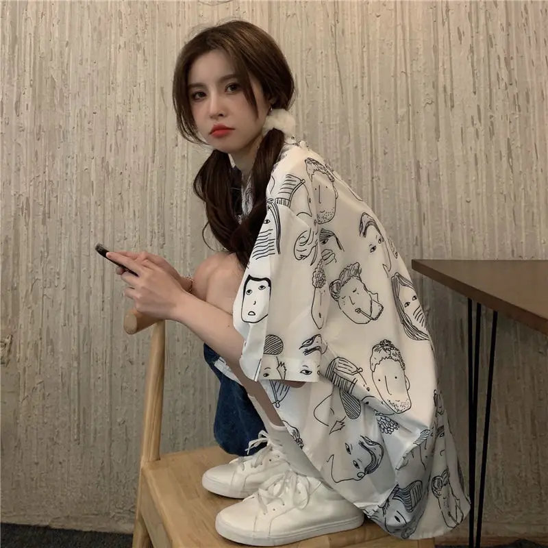 

Женская рубашка с коротким рукавом, в Корейском стиле, в стиле «бойфренд», с принтом японских персонажей и граффити, весна-лето