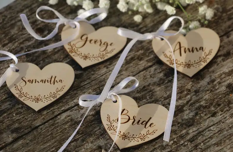 Custom engraved wood heart Personalized Wooden Hearts Wood Heart Tags Favors Wedding table name laser cut place card | Дом и сад