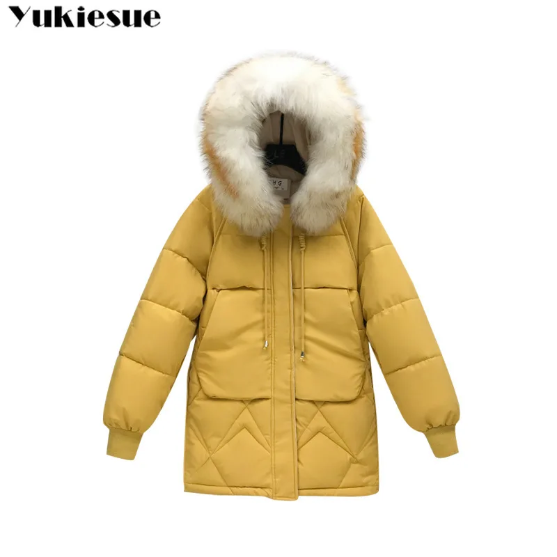 Женская бархатная парка с капюшоном и меховым воротником на осень/зиму