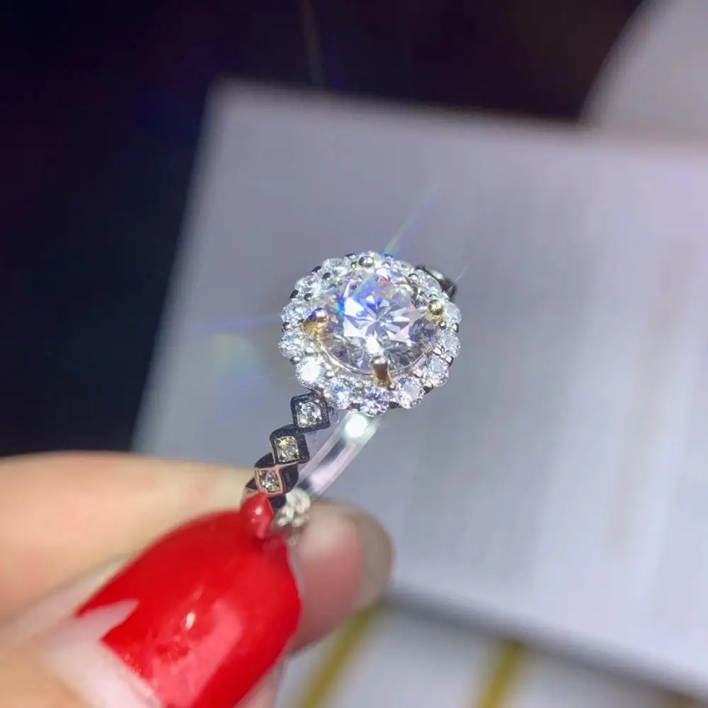 Женское кольцо с мигалкой и моисанитом круглое натуральным камнем серебряное