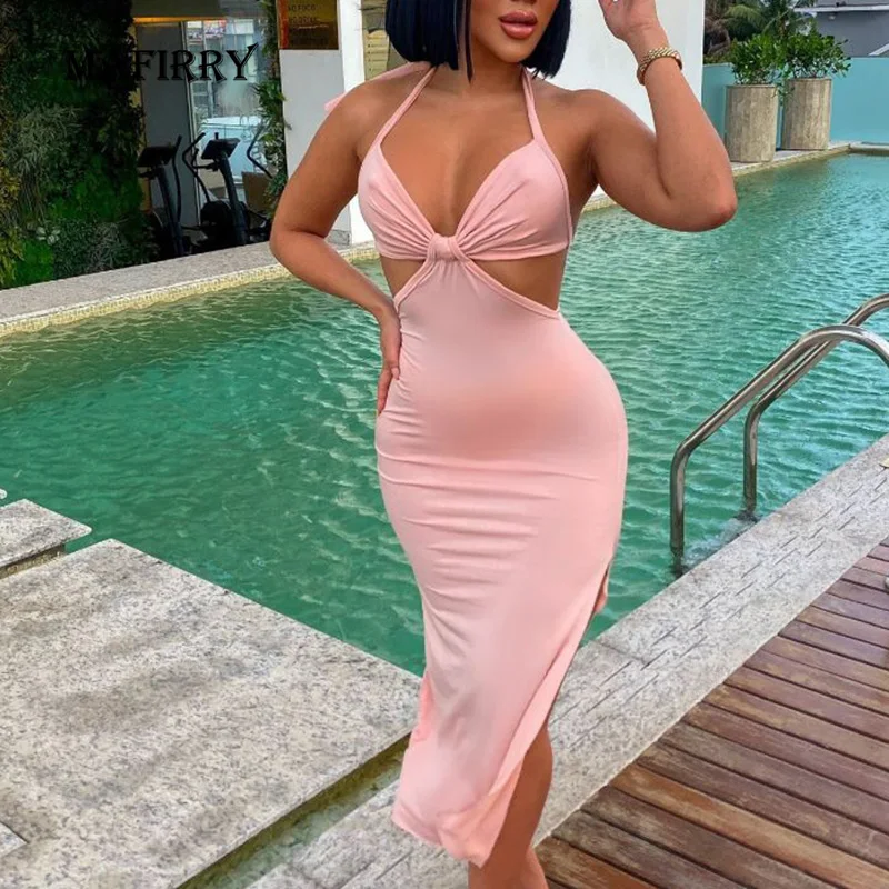 

Женское платье-футляр с глубоким V-образным вырезом и открытой спиной