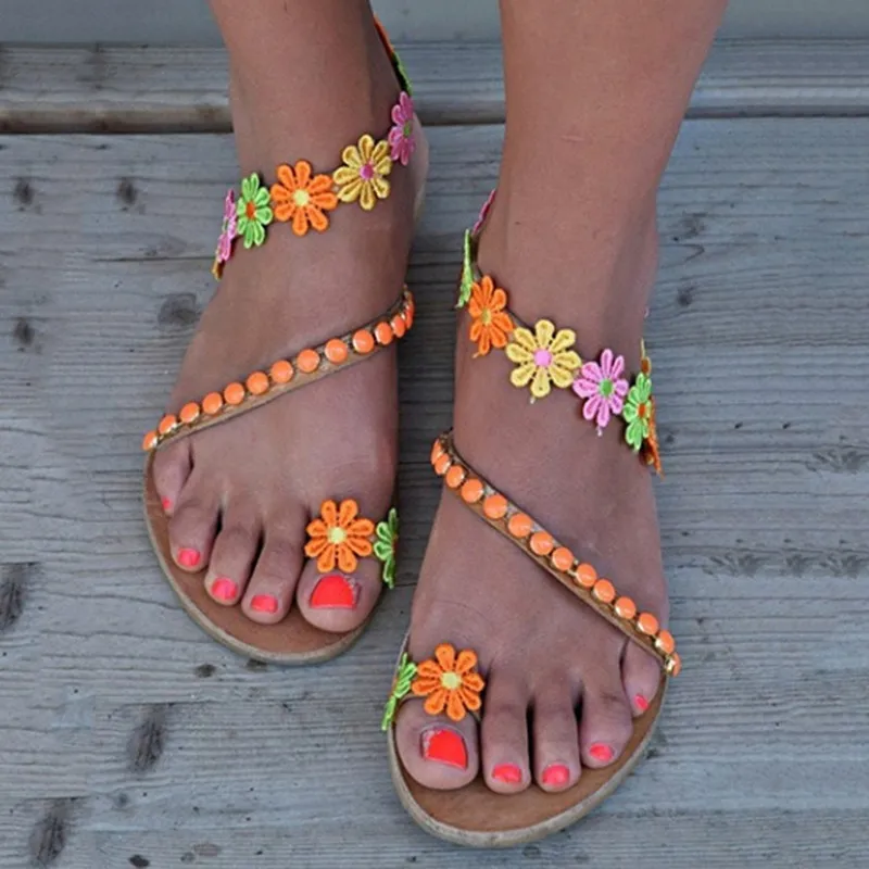 

Летние сандалии на плоской подошве, милые богемные Цветочные украшения, искусственная кожа, праздничная обувь