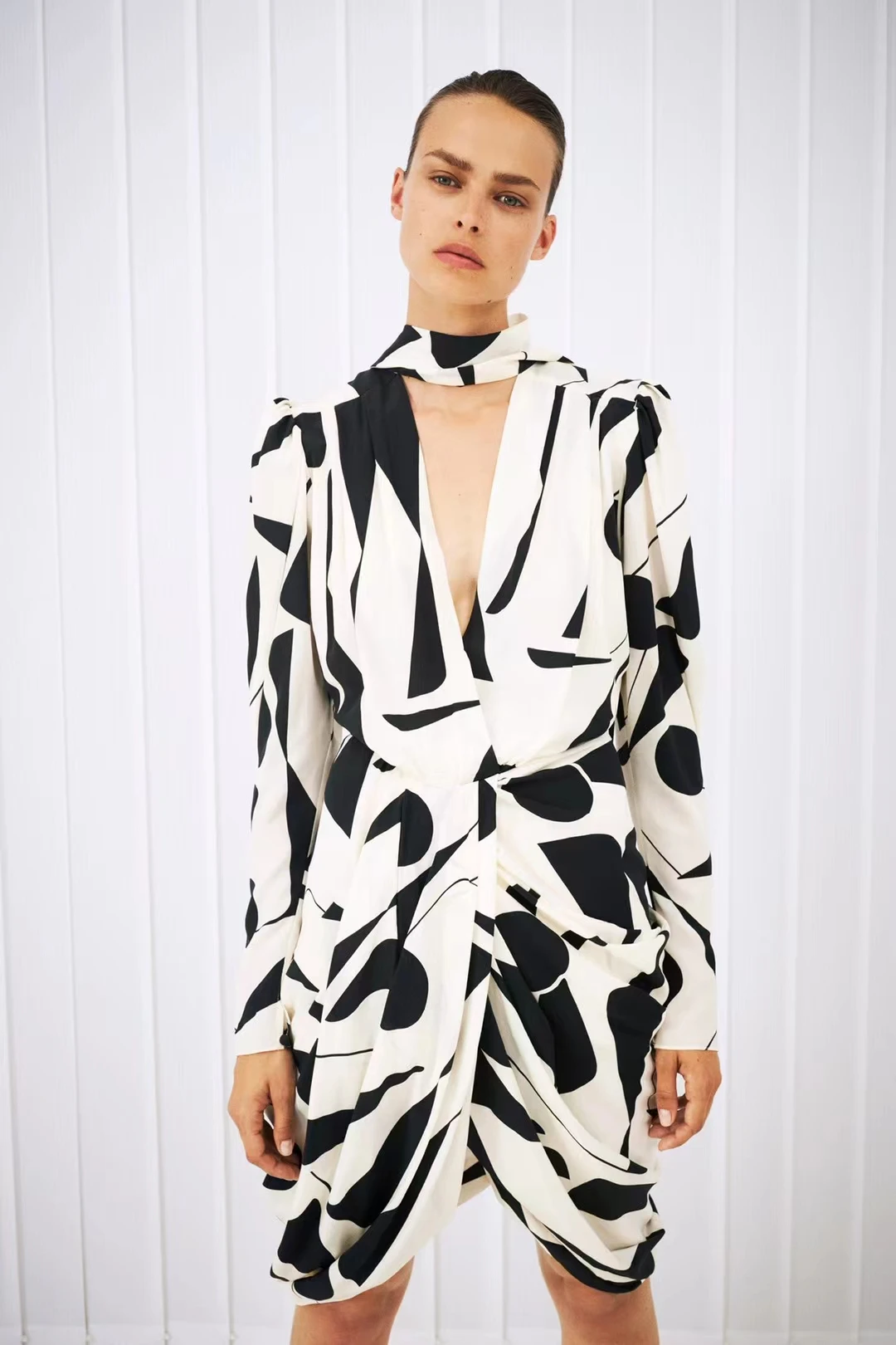 

Retro Fashion Pad Shoulder Geometric Print Bag Hip Irregular Hem V-neck Silk Dress