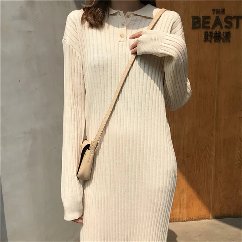 Длинное зимнее женское платье свитер с отложным воротником и пуговицами бежевое