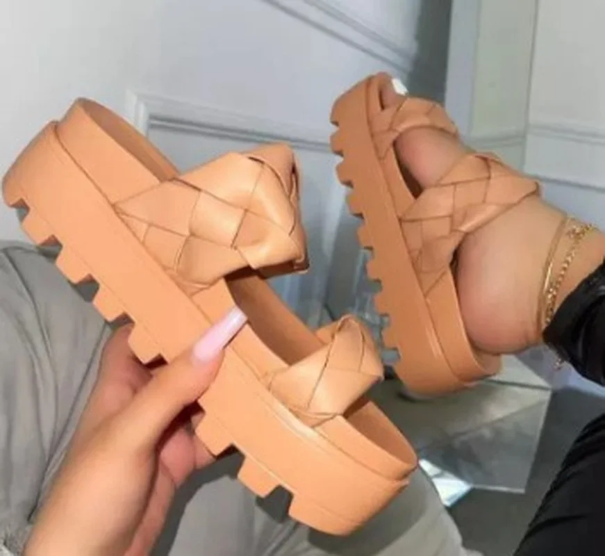 

2021 new spring and summer female plus size mid-heel lightweight hand-woven retro high-heel outdoor casual slippers