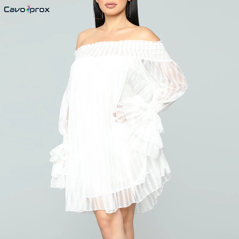 Женское кружевное мини-платье выше колена с открытыми плечами и длинным рукавом