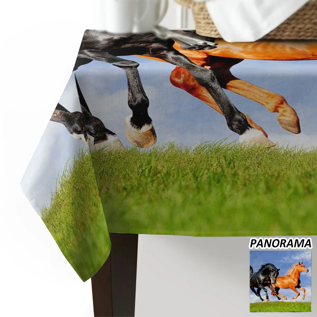 С рисунком лошади небо скатерти девушки дома мужчины пятен стойкий стол
