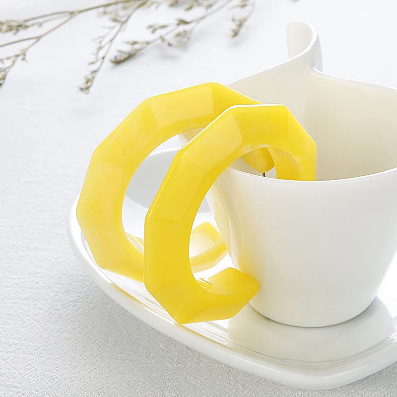 Женские серьги-гвоздики из натуральных ракушек в минималистическом стиле