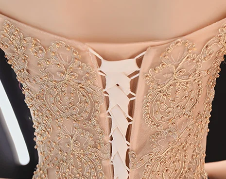 Женское вечернее платье с вырезом лодочкой золотистое кружевное темно-синее до