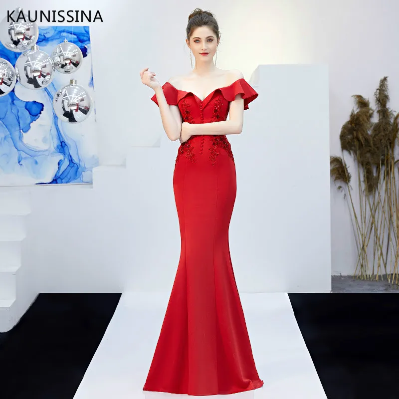 Женское вечернее платье-русалка с открытыми плечами и кристаллами аппликацией