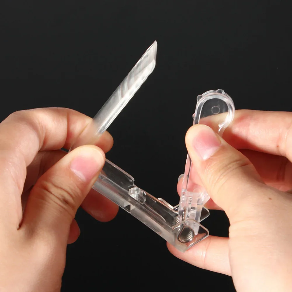 

4 Pcs Party Picnic Event Supplies Durable Clips Plastic Clear Tablecloth Table Cover Clips Holder Clamps